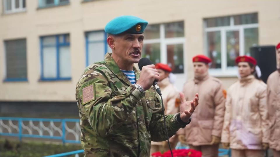 Сегодня, в средней общеобразовательной школе №115 города Донецка, на торжественном открытии памятных бюстов нашим сослуживцам М. Глоссу и И. Коковину, наш боевой офицер с позывным "Физрук" презентовал новое свое...