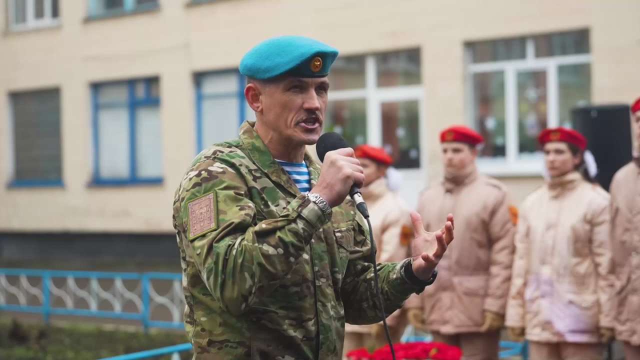 Сегодня, в средней общеобразовательной школе №115 города Донецка, на торжественном открытии памятных бюстов нашим сослуживцам М. Глоссу и И. Коковину, наш боевой офицер с позывным "Физрук" презентовал новое свое...