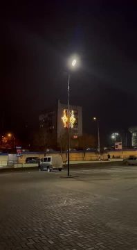 На «Континенте» уже развесили новогоднюю иллюминацию