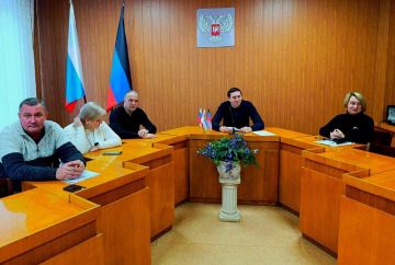 Михаил Меренков: Сегодня в рамках партпроекта Единой России «Школа ЖКХ» заместитель руководителя Управы Буденновского внутригородского района г. Донецка Олег Ефремов совместно с депутатом Донецкого городского совета...