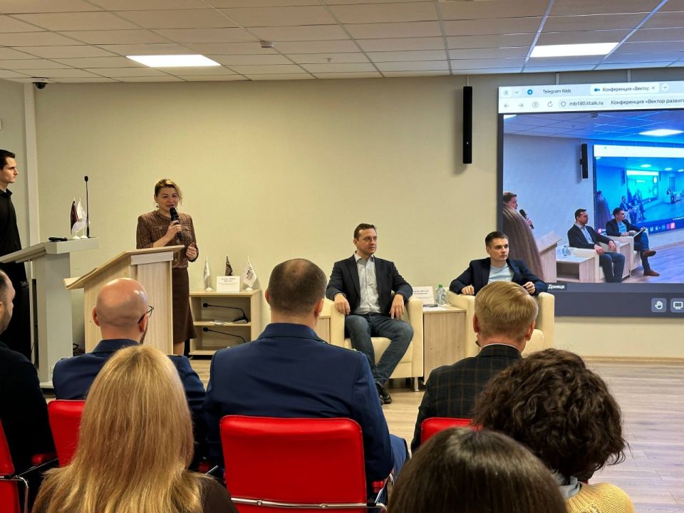 Вице-премьер Владимир Ежиков вместе с Уполномоченным по защите прав предпринимателей при Главе ДНР Ярославом Бережко ответили на вопросы предпринимателей Республики в рамках конференции «Вектор развития бизнеса в...