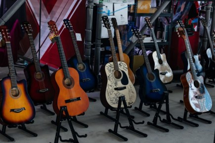 Первые «гитары для Победы» доставлены в военный госпиталь в Донецкой Народной Республике и бойцам на передовую