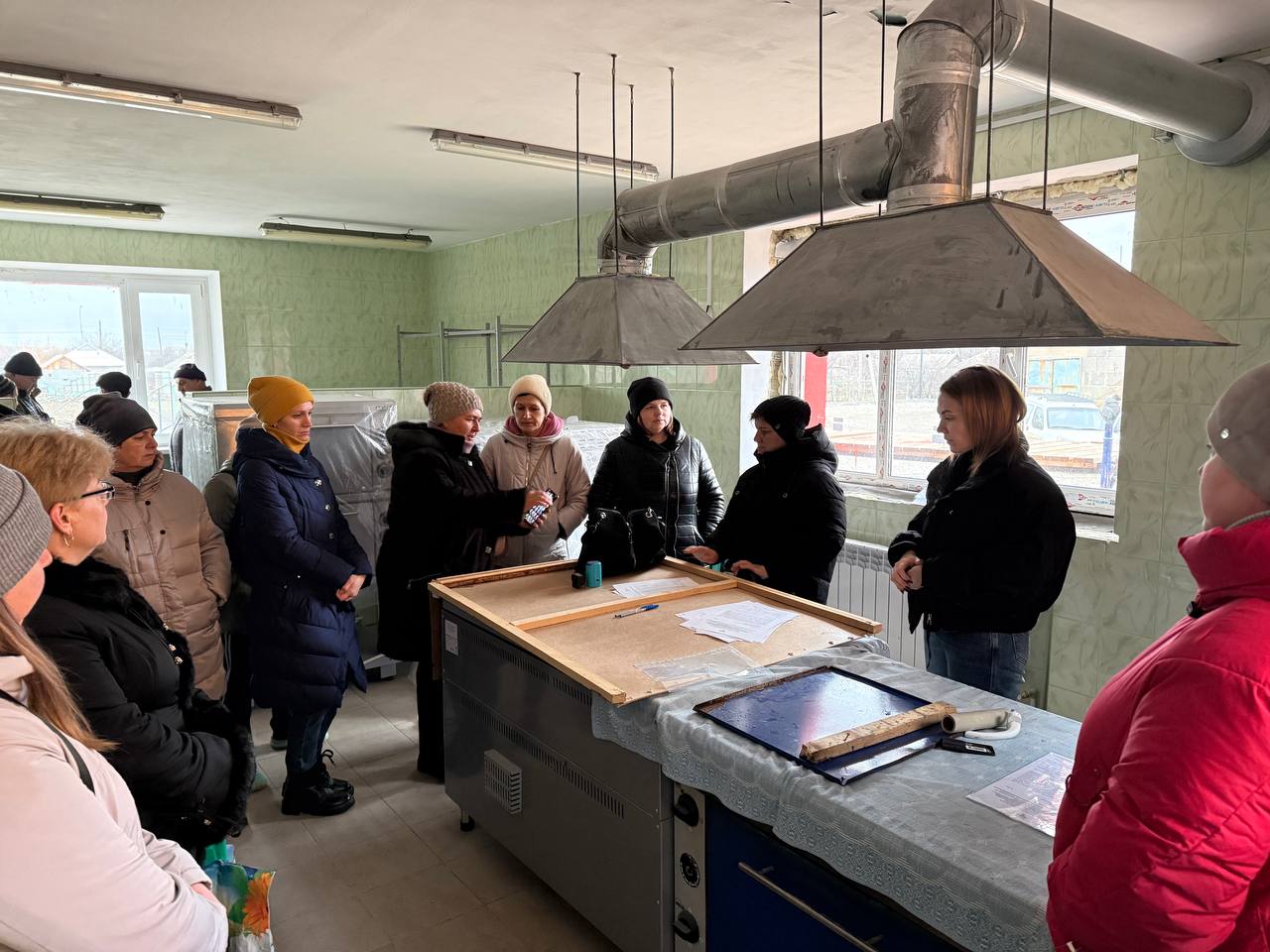 Сегодня депутат Старобешевского муниципального совета Партии "Единая Россия" Екатерина Паша провела встречу с работниками ГКДОУ "Раздольненский детский сад "Золотой петушок" Старобешевского М.О."