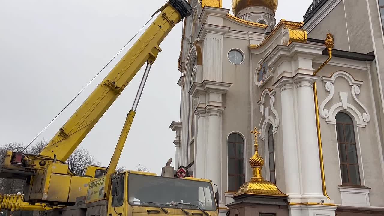 Приступили к установке креста главной церкви Донецка!