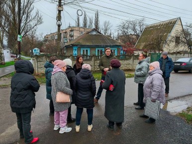Михаил Меренков: Сегодня заместитель руководителя Управы Буденновского внутригородского района Олег Ефремов совместно с депутатом Донецкого городского совета Татьяной Жуковой провели встречу с жителями района