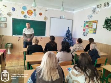 Депутат Старобешевского муниципального совета ДНР Партии «ЕДИНАЯ РОССИЯ» Сергей Канарь провел встречу с трудовым коллективом Стыльской школы