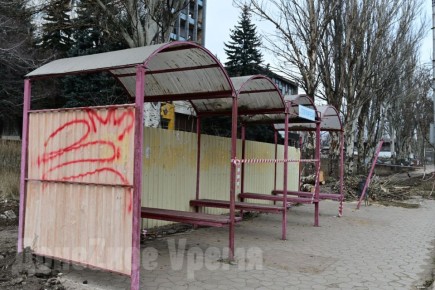 Упало рядом с остановкой: рухнувшее дерево на Полиграфической распилили, но еще не убрали