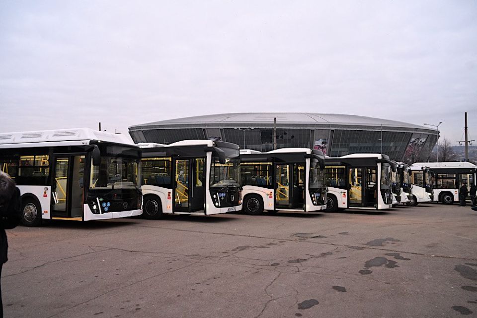 Адаптированы для детей и маломобильных граждан: Денис Пушилин проверил прибывшие в ДНР автобусы