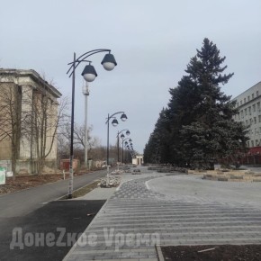 Установили фонари и уложили плитку: в Горловке продолжается капитальный ремонт парка Горького