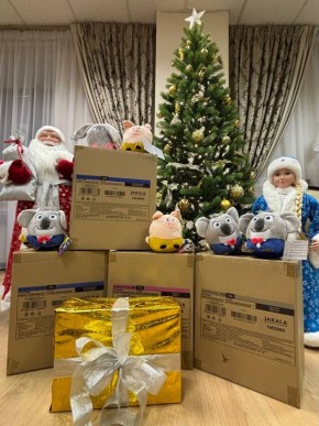 Более 350 игрушек и других подарков были отправлены детям Донбасса к Новому году
