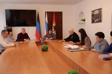 Андрей Бедило: 16 декабря принял участие в заседании Штаба по вопросам здравоохранения с участием председателя Торезского городского совета Казмерчука А.Л., заместителя главы администрации городского округа Торез Остапенко...