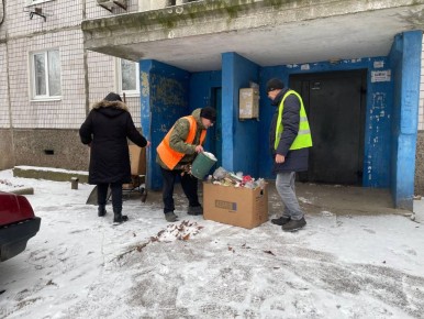 Сотрудники жилищно-коммунальных предприятий Кировского внутригородского района г. Донецка продолжают выполнять работы по благоустройству наших улиц