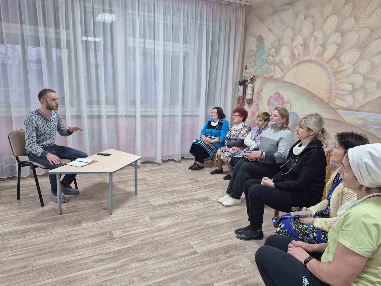 Сегодня, 16 декабря 2025 года, по поручению Главы Республики Дениса Пушилина, активист района Валентин Марков провел встречу с трудовым коллективом ГКДОУ "Детский сад № 76 г. о. Донецк" ДНР по адресу: ул. Петровского, 77