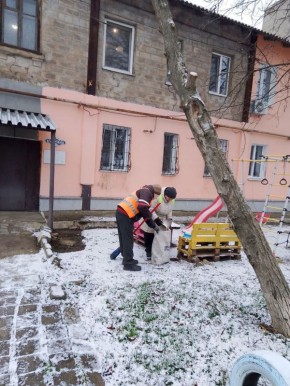 Сотрудники жилищно-коммунальных предприятий Кировского внутригородского района г. Донецка продолжают выполнять работы по благоустройству наших улиц