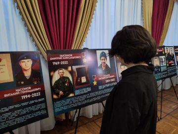 В Донецкой филармонии открылась выставка «…А превратились в белых журавлей», посвященная погибшим на СВО музыкантам