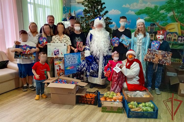 В ДНР росгвардейцы и представители РПЦ организовали новогодний праздник для детей, проходящих лечение