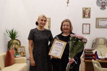 Дарья Морозова: Сегодня имела честь вручить Благодарность от имени Уполномоченного по правам человека в Российской Федерации Татьяны Николаевны Москальковой руководителю службы неотложной психологической поддержки при...