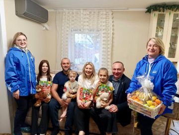 Михаил Меренков: Сегодня в День Святого Николая совместно с активистами Партии "Единая Россия" адресно посетили и поздравили с праздником многодетную семью участника СВО