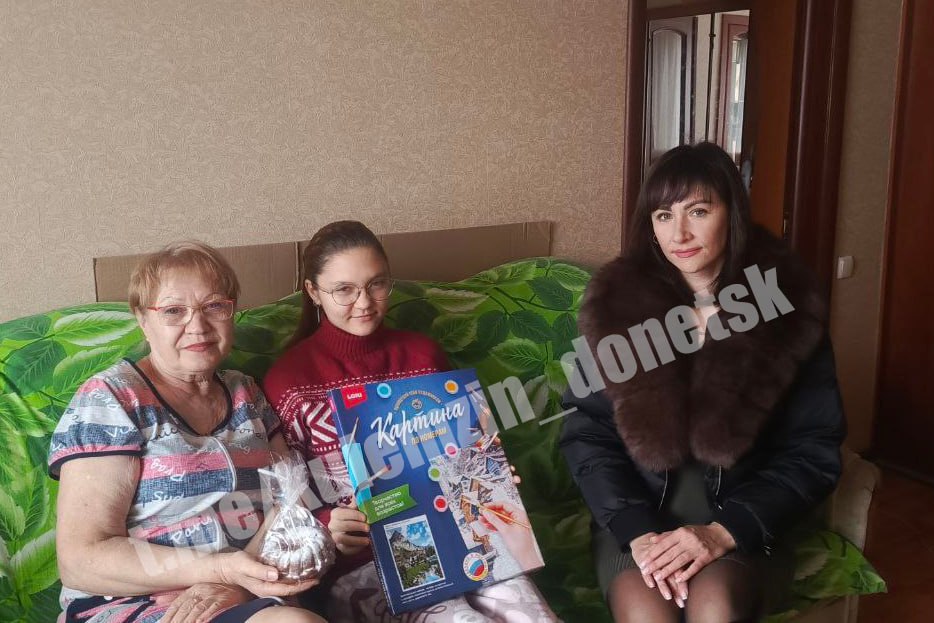 Сотрудники отдела опеки и попечительства №4 и № 8 администрации г. о. Донецк помогают осуществить детские мечты в День Святого Николая