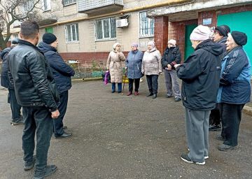 Иван Адамец: В рамках партийного проекта «Управдом» заместитель руководителя Управы Куйбышевского района Алексей Шлапак и депутат Донецкого горсовета Дмитрий Пефтеев совместно с представителями Единой регионального фонда...