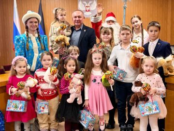 Михаил Меренков: В Буденновском районе наградили участников конкурса «Украсим районную ёлку вместе!»