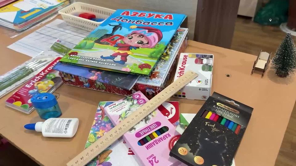 Председатель общественного совета партпроекта Единой России «Новая школа» Татьяна Бубнова накануне Нового года посетила школу № 141 Пролетарского района города Донецка, передала ребятам подарки и канцелярские наборы с...