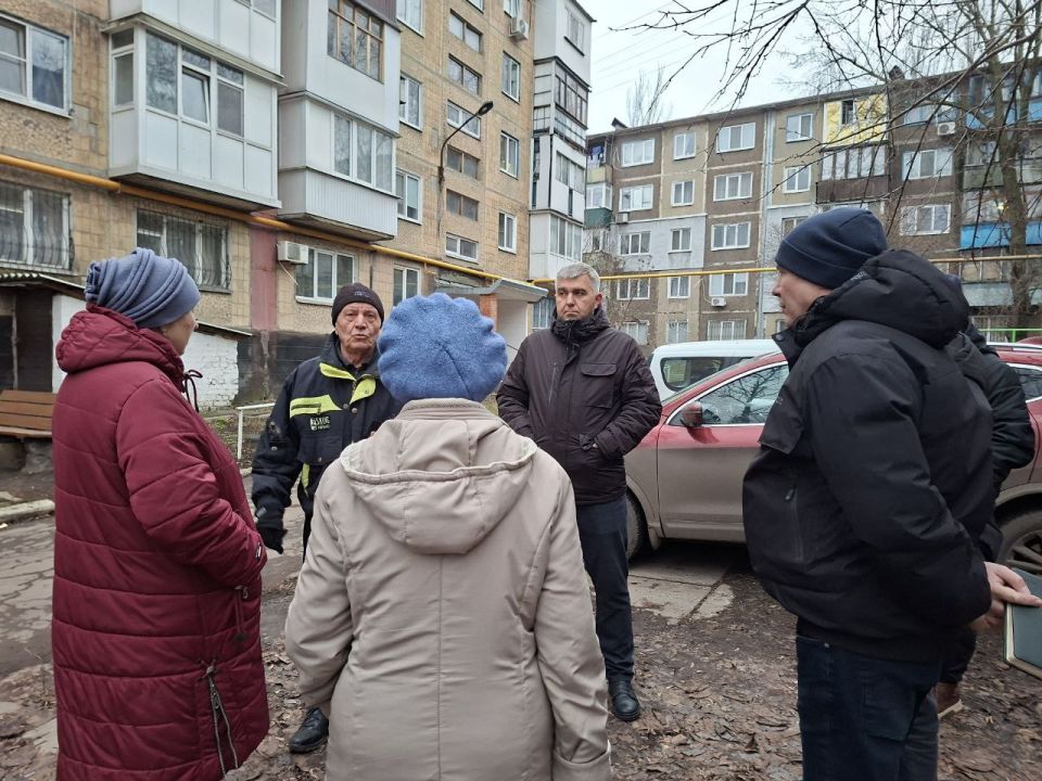 Валентин Левченко: Первый заместитель руководителя Управы Вячеслав Лаврушко, в рамках проекта "Управдом" партии "Единая Россия", провел встречу с жителями ЖСК "Мир 71"