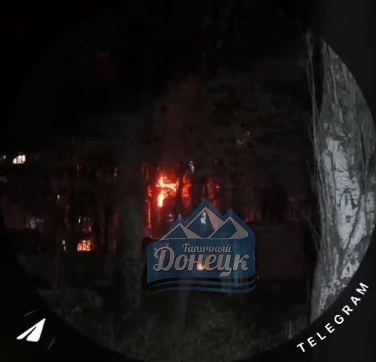 В Донецке дрон ВСУ попал в жилую многоэтажку в Петровском районе