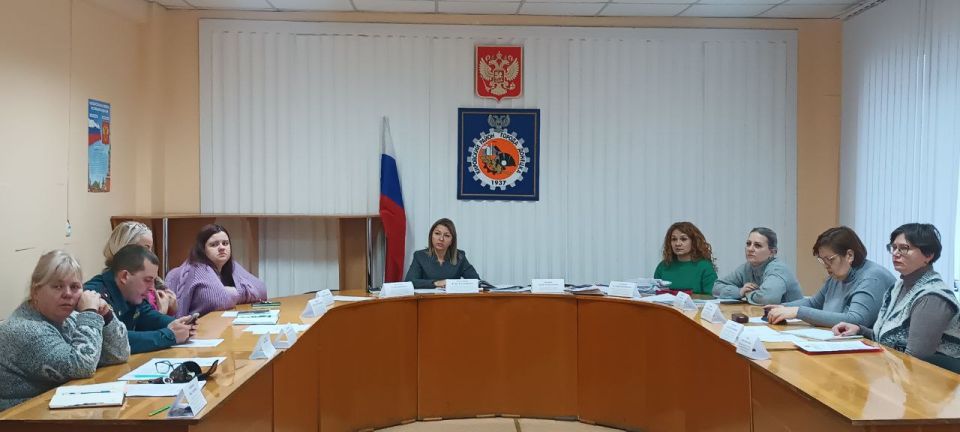 23.12.2025 В Управе Кировского внутригородского района Администрации городского округа Донецк прошло заседание Комиссии по делам несовершеннолетних и защите их прав