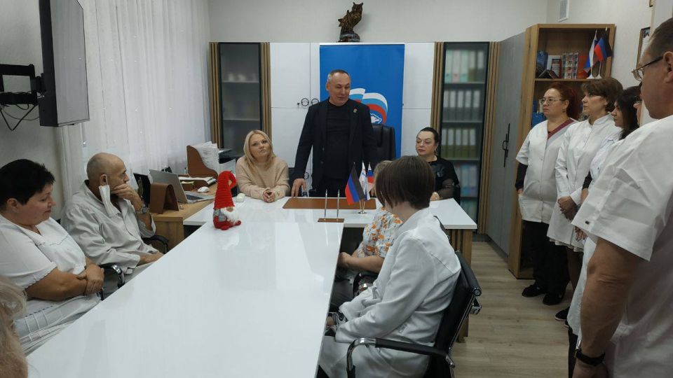 Михаил Меренков: Сегодня совместно с депутатом Народного Совета Ольгой Арутиновой и депутатом Донецкого городского совета Ириной Бениаминовой провели встречу с трудовым коллективом ГБУ ДНР "ГСП 5 г.Донецка"