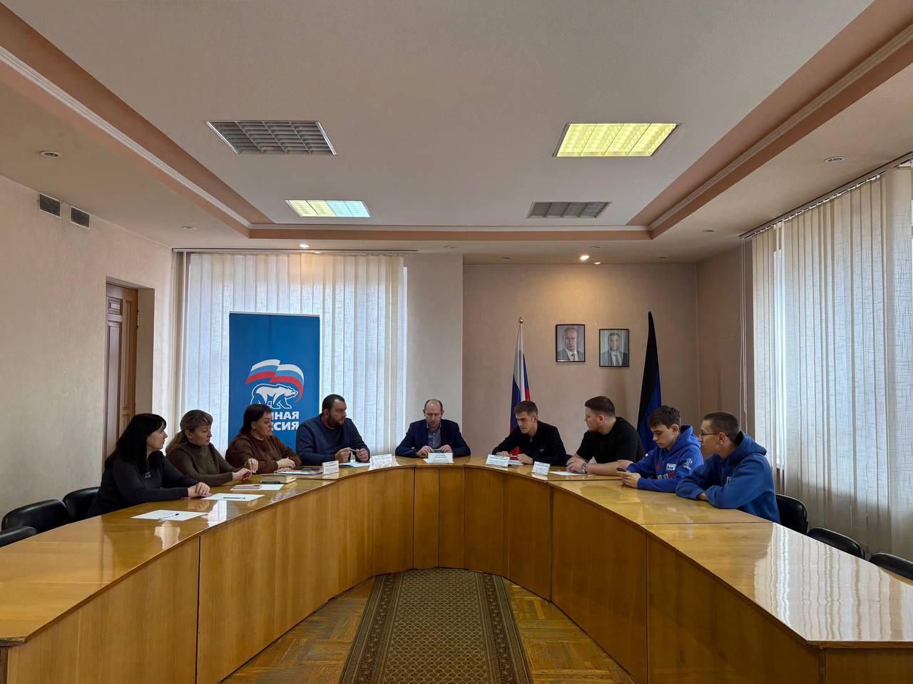 Сегодня, 24 декабря, в Управе Ленинского внутригородского района Администрации городского округа Донецк прошла встреча с представителями Донецкого Регионального Отделения Всероссийской Общественной Организации "Молодая...