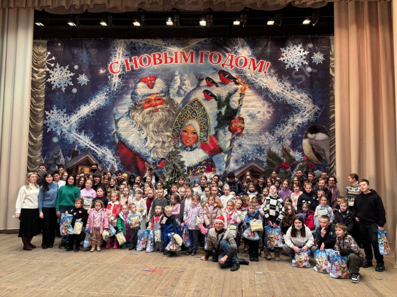 Новогодний переполох ворвался в зал вместе с Дедом Морозом – именно так начался праздник, устроенный управлением опеки и попечительства администрации г.о. Донецка для детей льготных категорий из Кировского, Куйбышевского и...