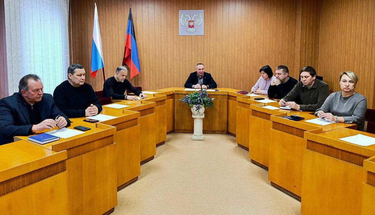 Михаил Меренков: Сегодня в Управе Буденновского внутригородского района Администрации городского округа Донецк прошло аппаратное совещание с участием депутатов Донецкого городского совета Николая Тимченко, Владимира...