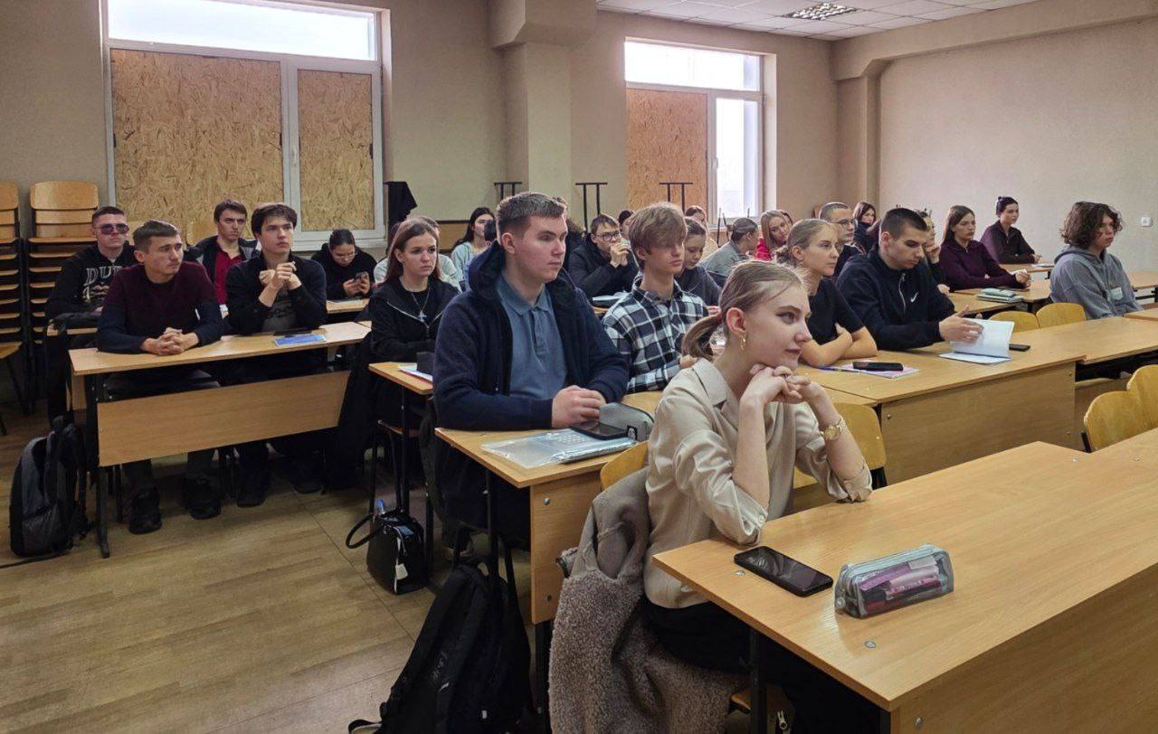 В рамках партийного проекта «Здоровое будущее» в ГБОУ «Многопрофильный лицей № 5 им. Н.П. Бойко г.о. Донецк» управляющий делами Управы Ворошиловского внутригородского района Администрации городского округа Донецк Донецкой...