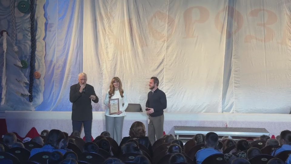 Заместитель председателя комитета Народного Совета по образованию, науке, культуре и делам общественных организаций Андрей Бедило вручил благодарственное письмо комитета НС ДНР заслуженной артистке Украины, актрисе нашего...