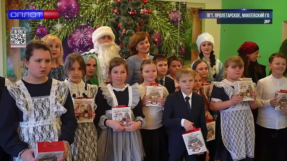 Малыши Макеевки отмечают Новый год с Еленой Никитиной