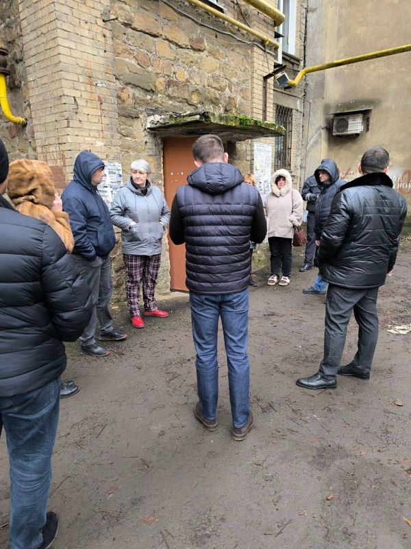 25.12.2025 По поручению Главы ДНР Дениса Пушилина в Ворошиловском внутригордском районе продолжаются встречи с населением