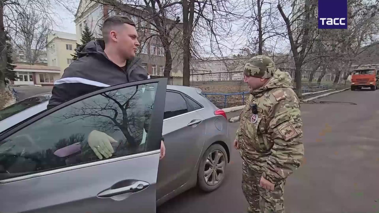 1 Бойцы группировки "Центр" поздравили детей Донецка с наступающим Новым годом