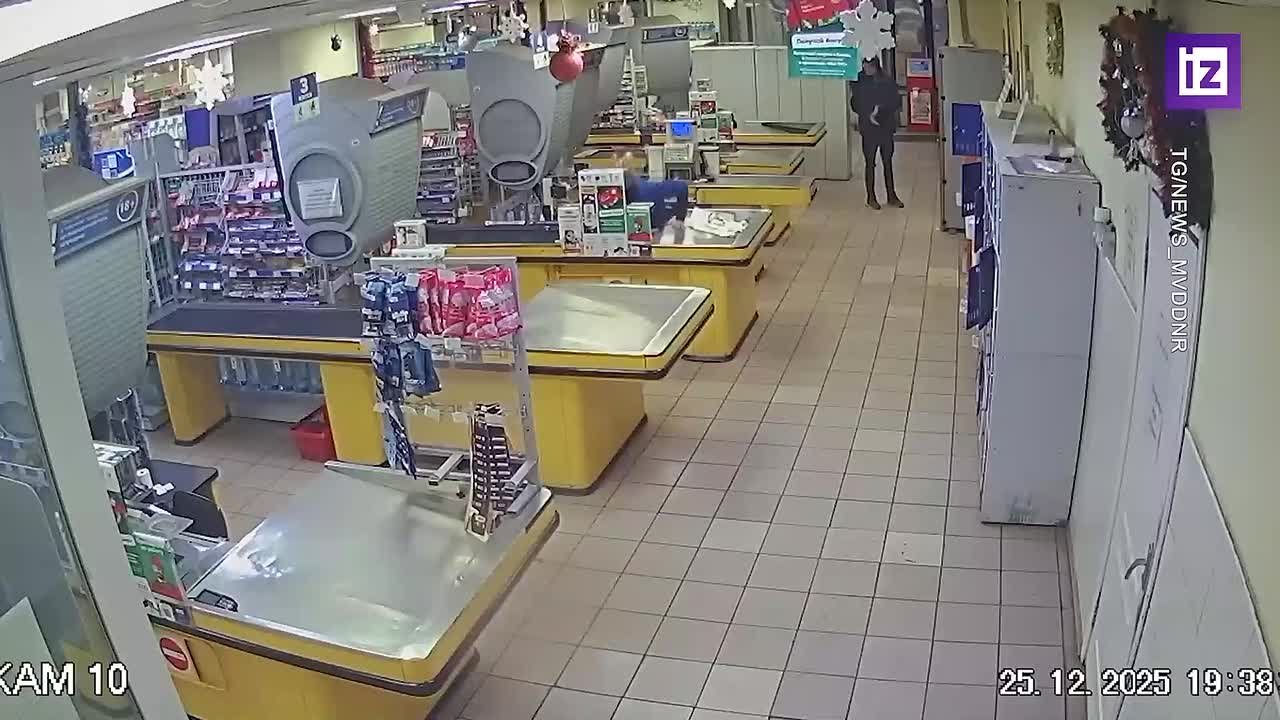 Полиция ДНР обезвредила мужчину, открывшего беспорядочный огонь в супермаркете Донецка, сообщает МВД