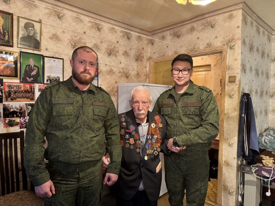 Сотрудники следственного управления СК России по Донецкой Народной Республике навестили и поздравили с 98-летием ветерана Великой Отечественной войны Румянцева Иннокентия Пантелеймоновича