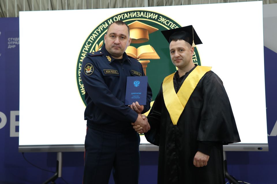 Начальник Главного управления ФСИН России по ДНР вручил дипломы выпускникам ДГУЮ Минюста России