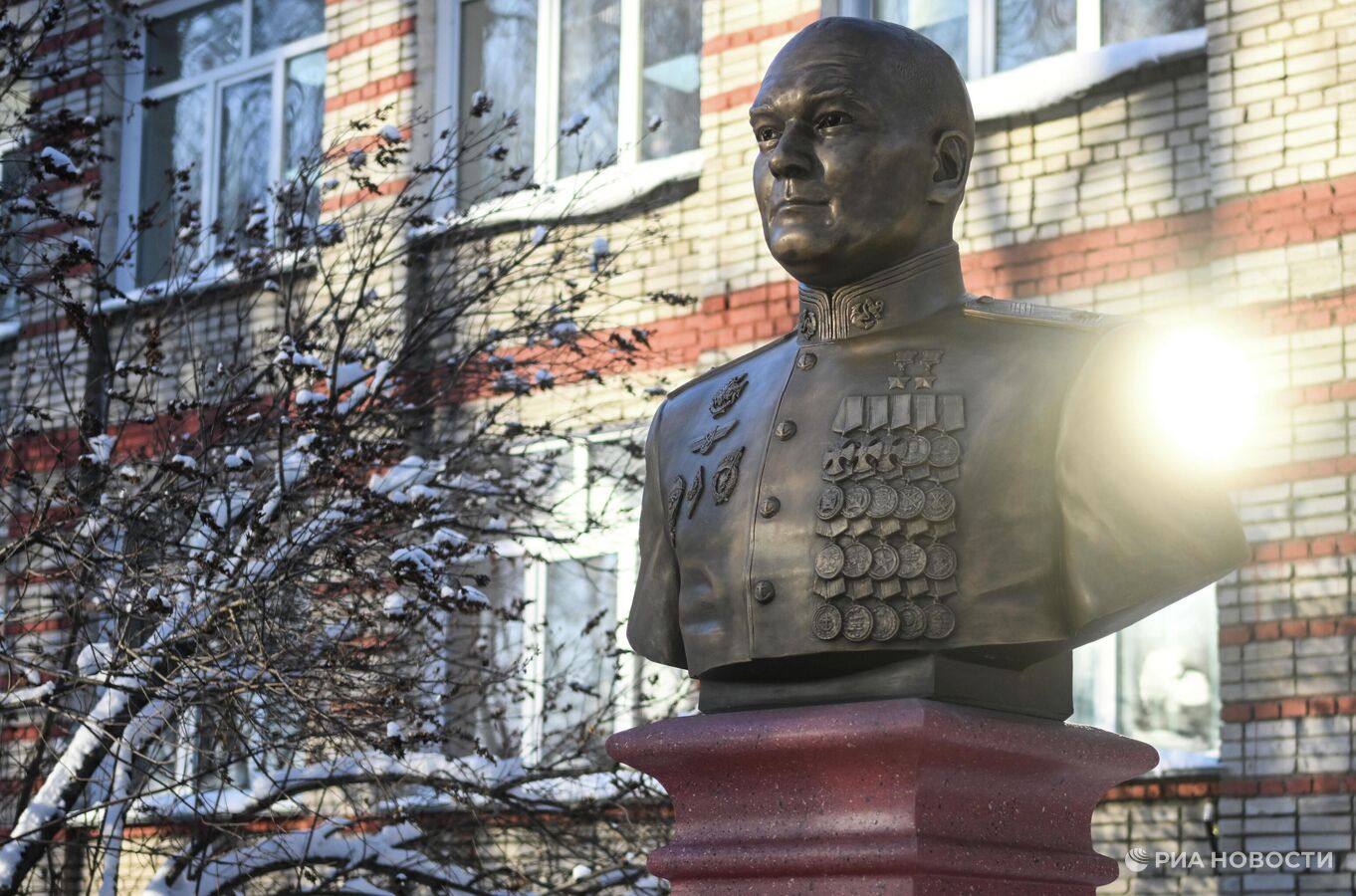 Школе в Донецке присвоили имя дважды Героя России