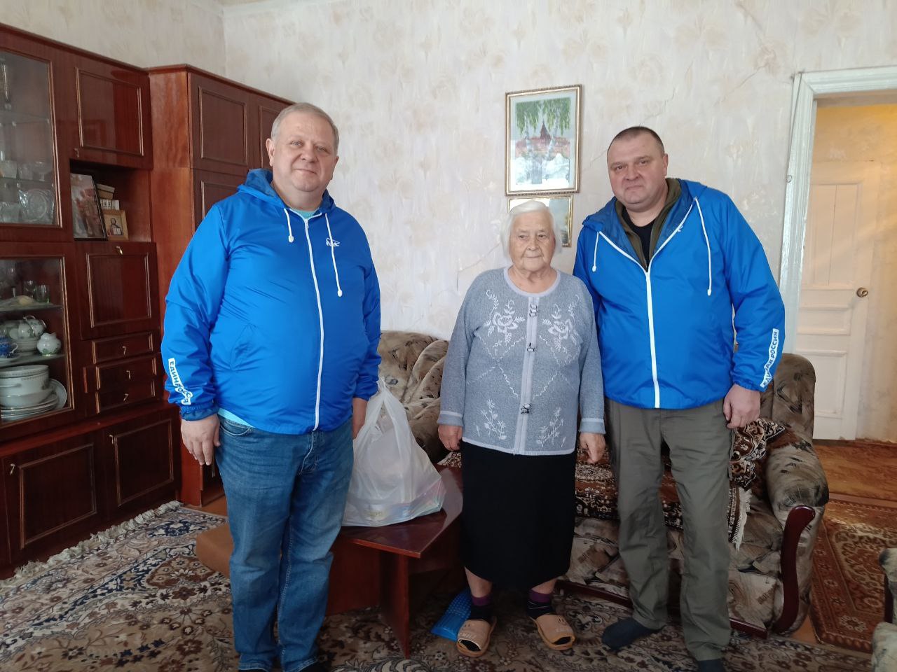 Сегодня, 29 декабря 2025 года, в рамкам проекта "Старшее поколение", реализуемого Единой Россией, руководитель Управы Кировского района Алексей Дмитрюк совместно с депутатом Донецкого городского Совета ДНР Михаилом...