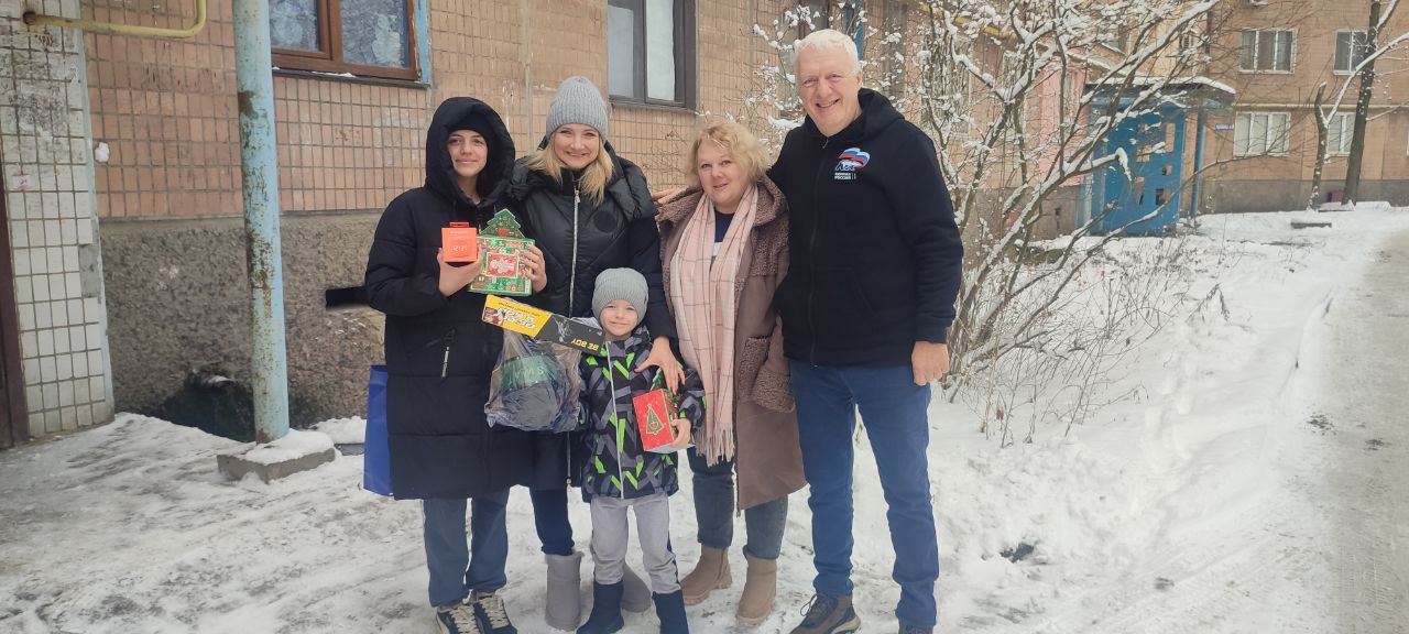 Андрей Бедило: Сегодня юные дончане Милана и Максим получили свое «Новогоднее чудо»! В рамках всероссийской акции «Ёлка желаний» теперь у 12 ти летней Миланы есть колонка Алиса, а у 5 ти летнего Максима настоящий игрушечный...