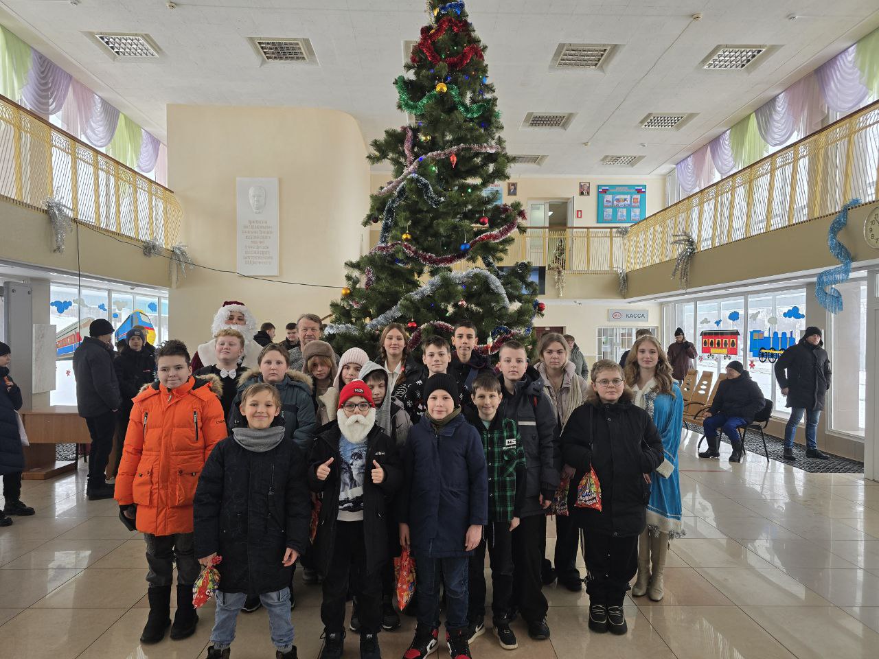 В преддверии Нового года на Детской железной дороге Донецкого филиала ФГУП «ЖДН» царила настоящая праздничная сказка! Юные железнодорожники собрались вместе, чтобы отметить его в особенной атмосфере