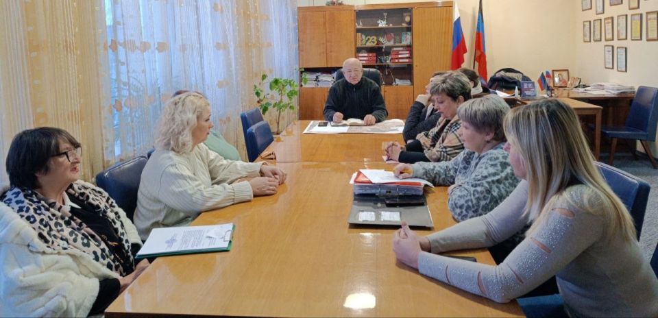 Наталья Бегуненко: Сегодня, 29 декабря, первый заместитель руководителя Управы Петровского внутригородского района Администрации г.о. Донецк Юрий Иванович Плахутин провел рабочее совещание, в котором приняли участие...