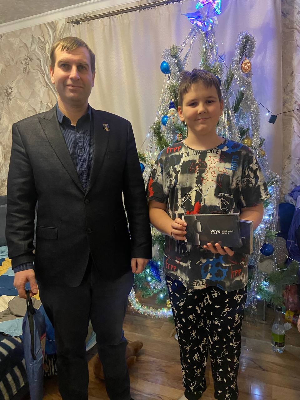 Акция "Дед МороZ zа нас"!. Яркие улыбки и горящие от восторга глаза – вот что можно увидеть на лицах юных дончан, к которым в преддверии новогодних праздников пришли Дед Морозы Донецкого городского совета с долгожданными...