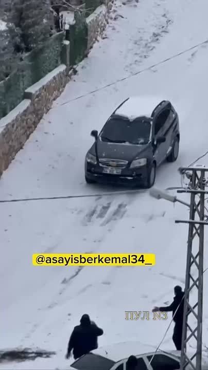 Турки «играют в боулинг» своими автомобилями на снежной дороге