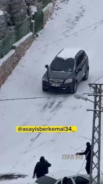Турки «играют в боулинг» своими автомобилями на снежной дороге