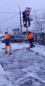 В Донецке продолжается борьба со снегом